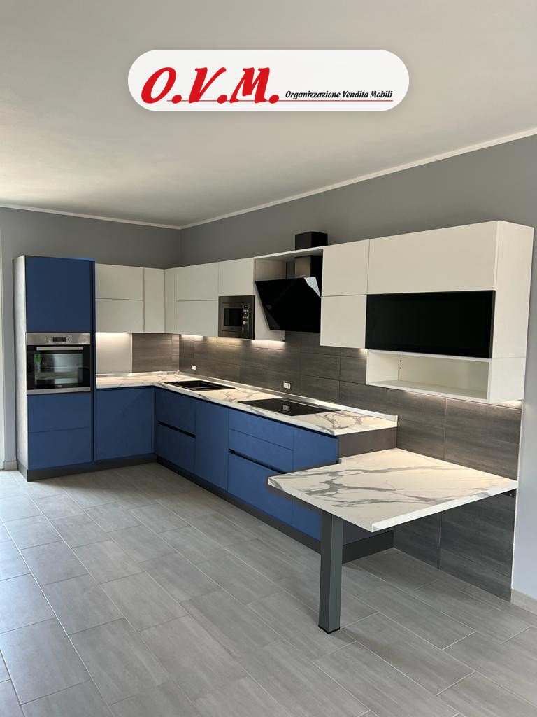La stessa cucina con basi blu