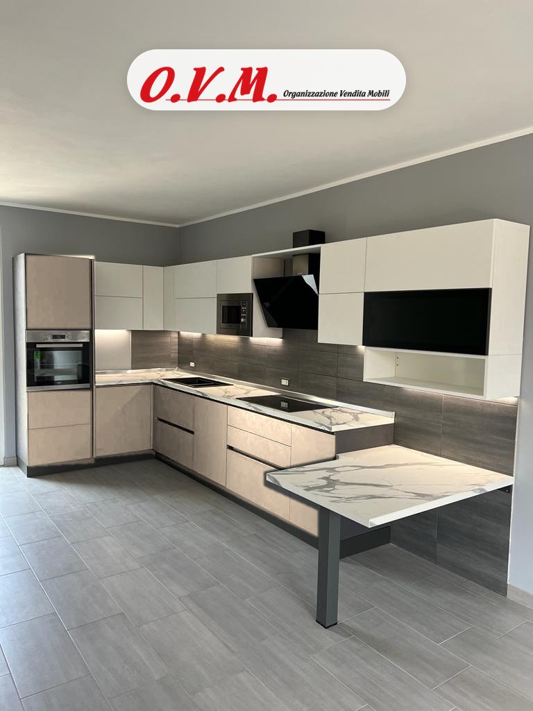La stessa cucina con basi color tortora